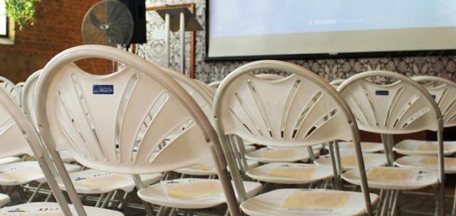 https://d1hcs5uofxldvl.cloudfront.net/chair-hire/article_additional/presentation-in-the-city4/presentation-in-the-city4-740x350.jpg - Folding chairs complementing a modern location.